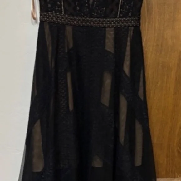 Elegant Black Lace Evening Dress - Picture 2 of 14